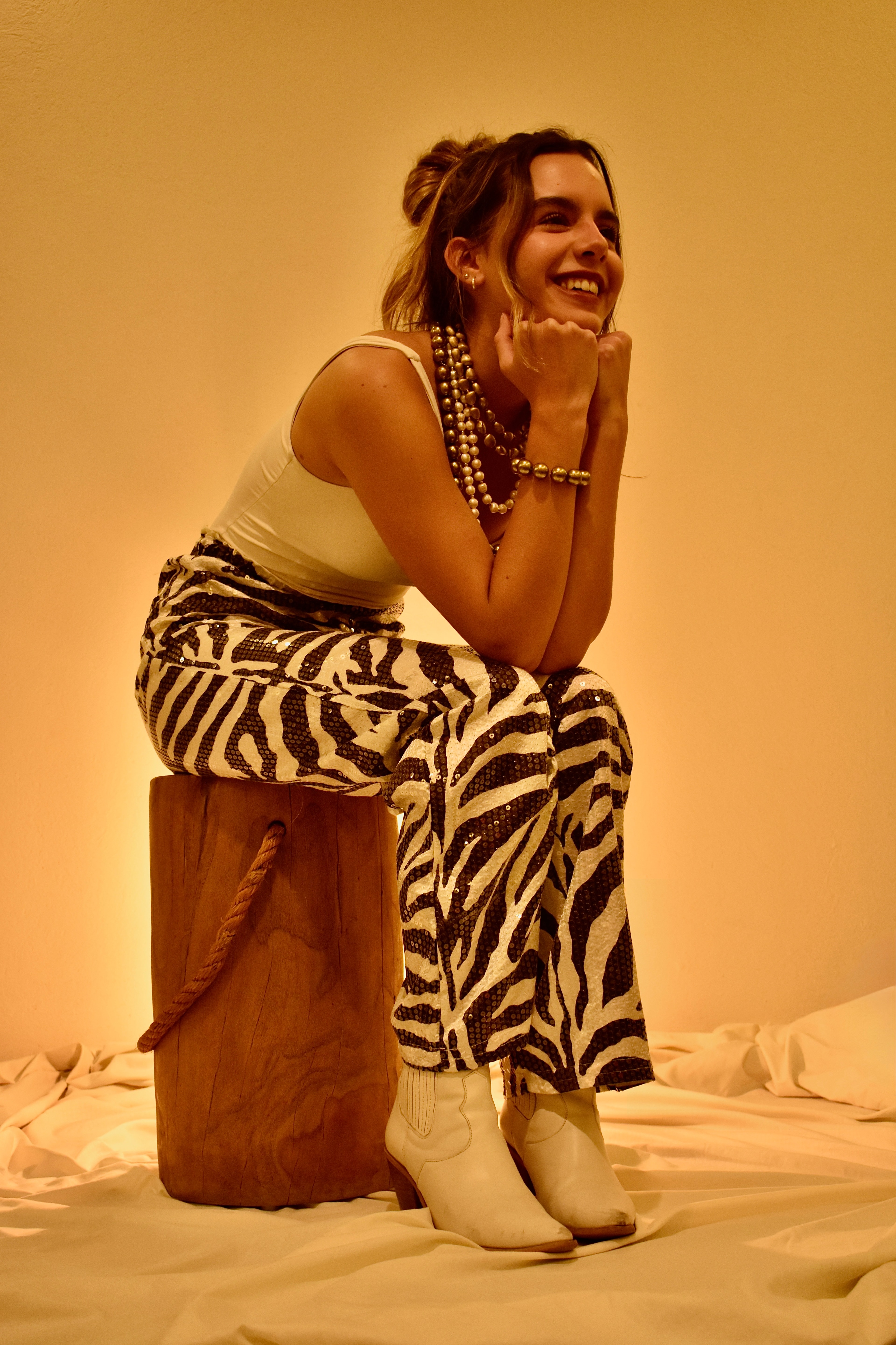 Pantalón de la colección Aura Vela, mostrando su patronaje y la caída de la tela.